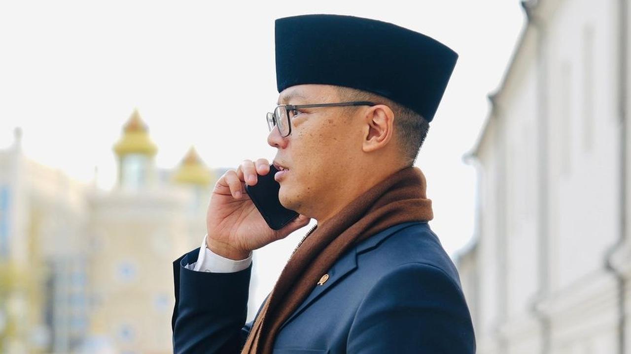 Kumpulan Foto Menlu Berdarah Kopassus Berpose Serius Sedang Telepon Orang-orang Penting