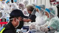 Petugas medis berjaga saat Rapid Test di Bundaran Hotel Indonesia, Jakarta, Selasa (26/5/2020). Rapid test ini dilakukan bertujuan mendeteksi serta memutus rantai penyebaran virus Corona (COVID-19) dan rapid test ini gratis dengan menunjukkan KTP. (Liputan6.com/Johan Tallo)