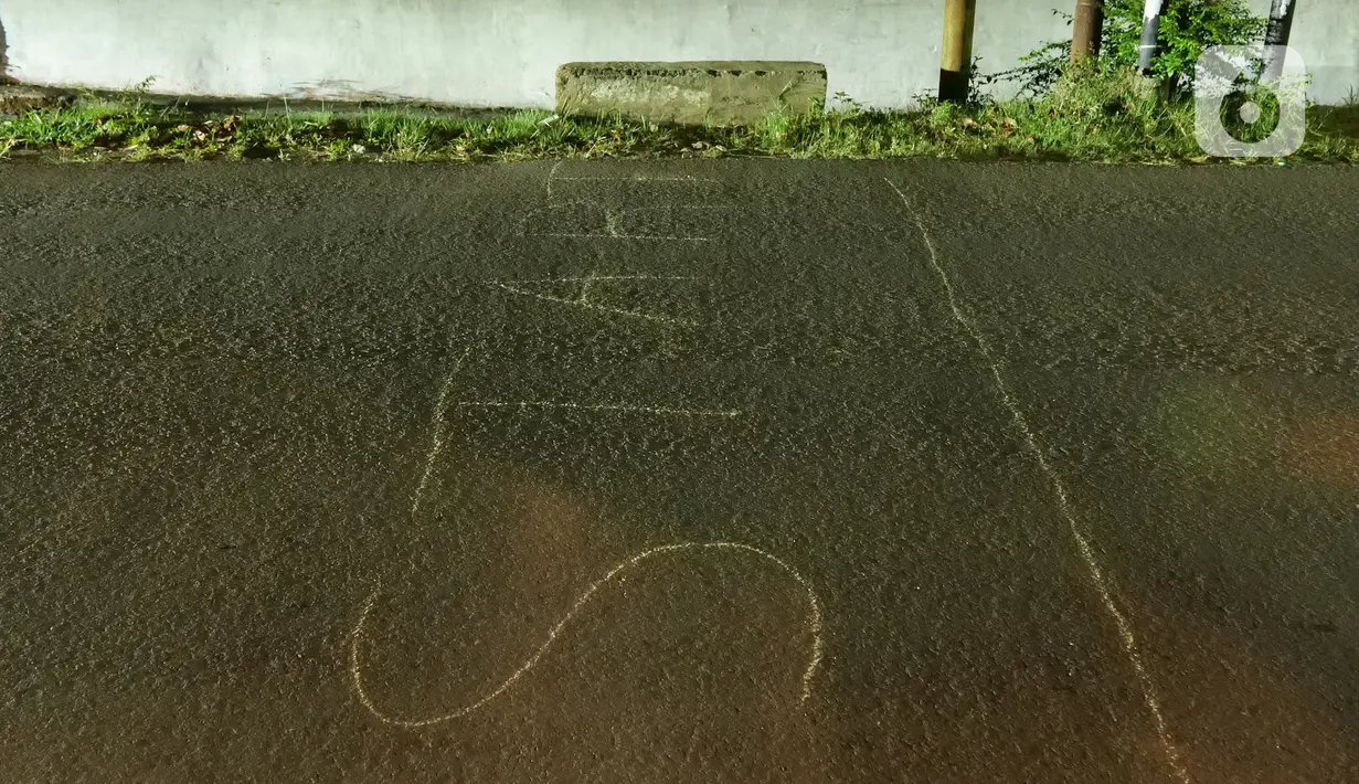Garis start adu lari liar berjarak 100 meter di Jalan Raya Ciri Mekar, Cibinong, Bogor, Sabtu (12/9/2020) dini hari. Menurut mereka balap lari liar ini lebih positif ketimbang balap motor dan mobil liar, meski kegiatan itu mengganggu lalu lintas di kawasan tersebut. (Liputan6.com/Herman Zakharia)
