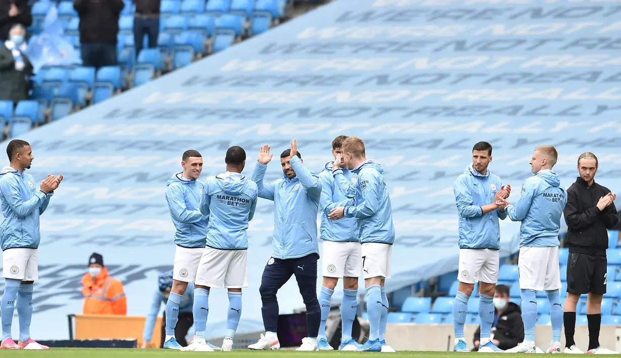 Para pemain Manchester City memberikan aplaus kepada Sergio Aguero pada laga perpisahan di Stadion Etihad, Minggu (24/5/2021). City menang dengan skor 5-0. (Peter Powell/Pool/AFP)