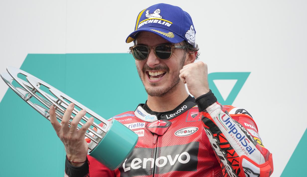 Pembalap Tim Ducati Lenovo, Francesco Bagnaia sukses memenangi seri MotoGP Malaysia 2022 yang digelar di Sirkuit Sepang, Malaysia, Minggu (23/10/2022) siang WIB. Meski start dari posisi sembilan, Bagnaia berhasil menampilkan performa terbaiknya dan mampu ngacir terdepan di akhir balapan. Kini ia hanya membutuhkan 3 poin lagi untuk mengunci gelar juara di seri pamungkas yang digelar di Valencia. (AP/Vincent Thian)