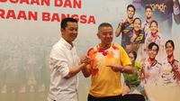 Wakil Menteri Pemuda dan Olahraga, Taufik Hidayat, yang juga menjadi perwakilan PP PBSI bersalaman dengan salah satu pelatih baru yang ditunjuk untuk pelatnas PBSI, Mulyo Handoyo, dalam perkenalan yang dilakukan di Pelatnas Cipayung, Jakarta Timur, Jumat (20/12/2024). (Bola.com/Muhamad Luthfi Ma'ruf)
