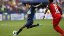 Penyerang Paris Saint Germain, Angel Di Maria, melepaskan tendangan ke gawang Les Herbiers pada laga final Piala Prancis di Stade de France, Selasa (8/5/2018). Paris Saint Germain menang 2-0 atas Les Herbiers. (AP/Michel Euler)