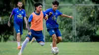 Kapten Arema FC, Ahmad Alfarizi (kiri) saat latihan dengan Arema FC di Lapangan Universitan Brawijaya Malang. (Iwan Setiawan/Bola.com)