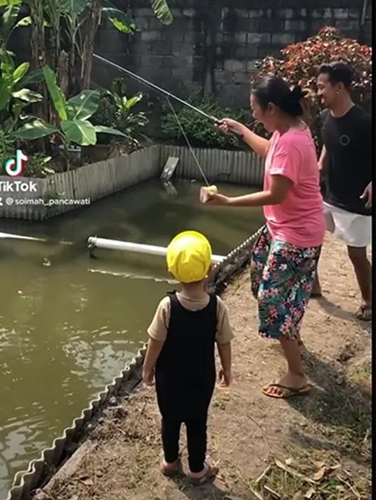 Juri di berbagai ajang pencarian dangdut Tanah Air ini sering habiskan waktu dengan memancing di empang. Gaya sederhana Soimah saat mancing ini curi perhatian. Ia sama sekali tak gengsi dengan tampil sederhana ketika beraktivitas di rumah. (Liputan6.com/TikTok/soimah_pancawati)
