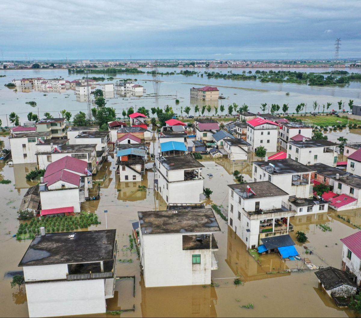 Sebuah foto udara yang diambil dari wilayah Jiujiang, Provinsi Jiangxi, China tengah, menunjukkan pemandangan memilukan dari bangunan-bangunan yang terendam banjir setelah puncak banjir melanda daerah tersebut. Foto:&nbsp;STRINGER / AFP<br>