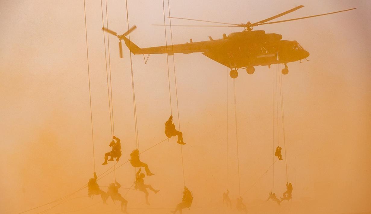 Pasukan terjun payung menghadiri latihan militer di pangkalan militer Ashuluk Rusia, 22 September 2020. Sistem Pertahanan Udara Rusia berhasil menangkis serangan udara selama latihan militer gabungan di selatan Rusia. (Vadim Grishankin/Russian Defense Ministry Press Service via AP)