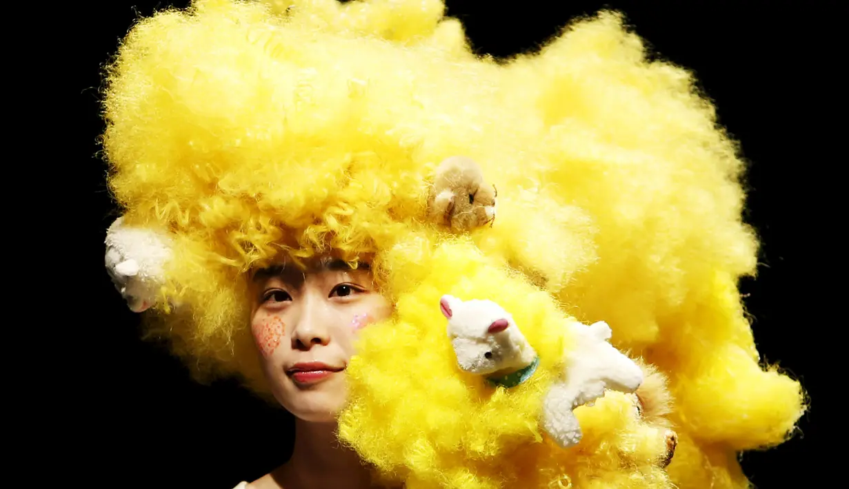 Model mengenakan busana dari desainer Takafumi Tsuruta dari koleksi Autumn/Winter 2015/2016 nya selama Tokyo Fashion Week, Jepang, (18/3/2015). (REUTERS/Yuya Shino)