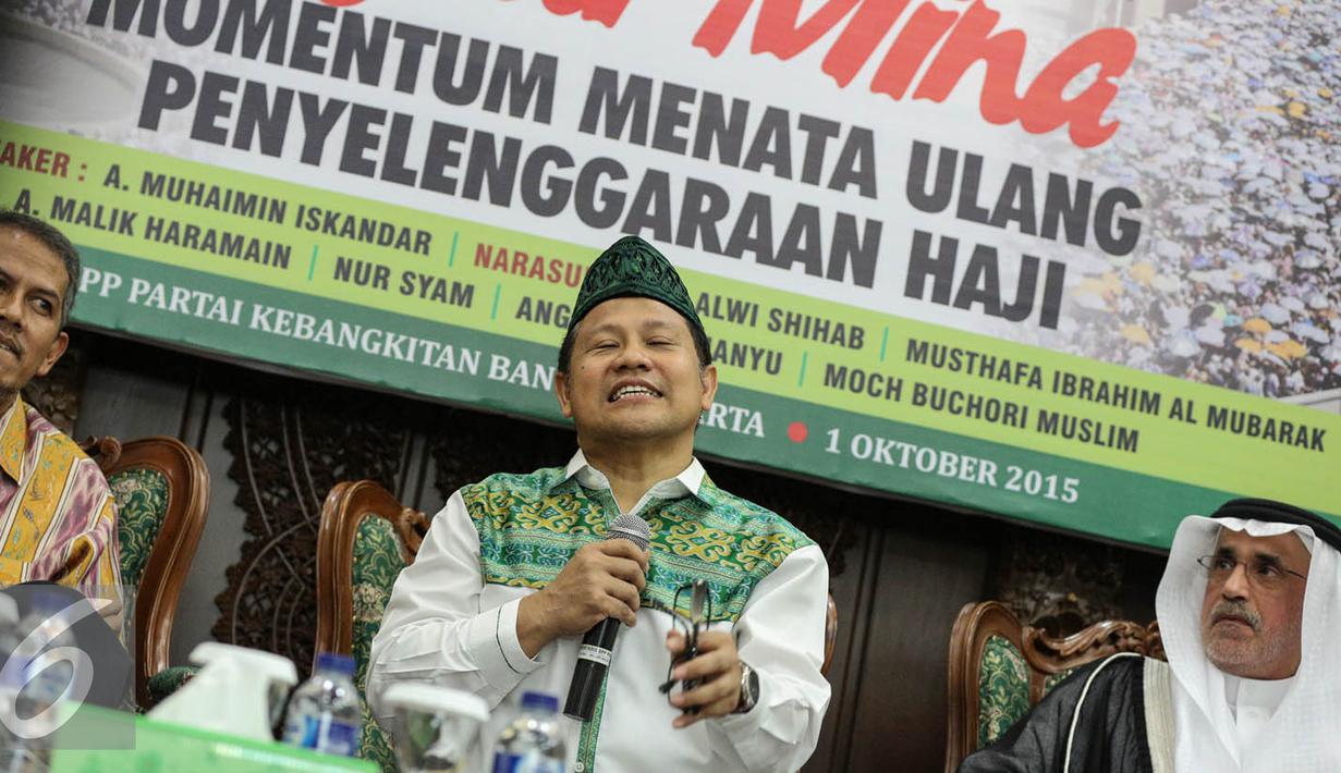 Ketua PKB, Muhaimin Iskandar (tengah) memberikan keterangan saat diskusi Tragedi Mina di Jakarta, Kamis (1/10/2015). Diskusi membahas situasi jamaah haji Indonesia paska tragedi Mina. (Liputan6.com/Faizal Fanani)