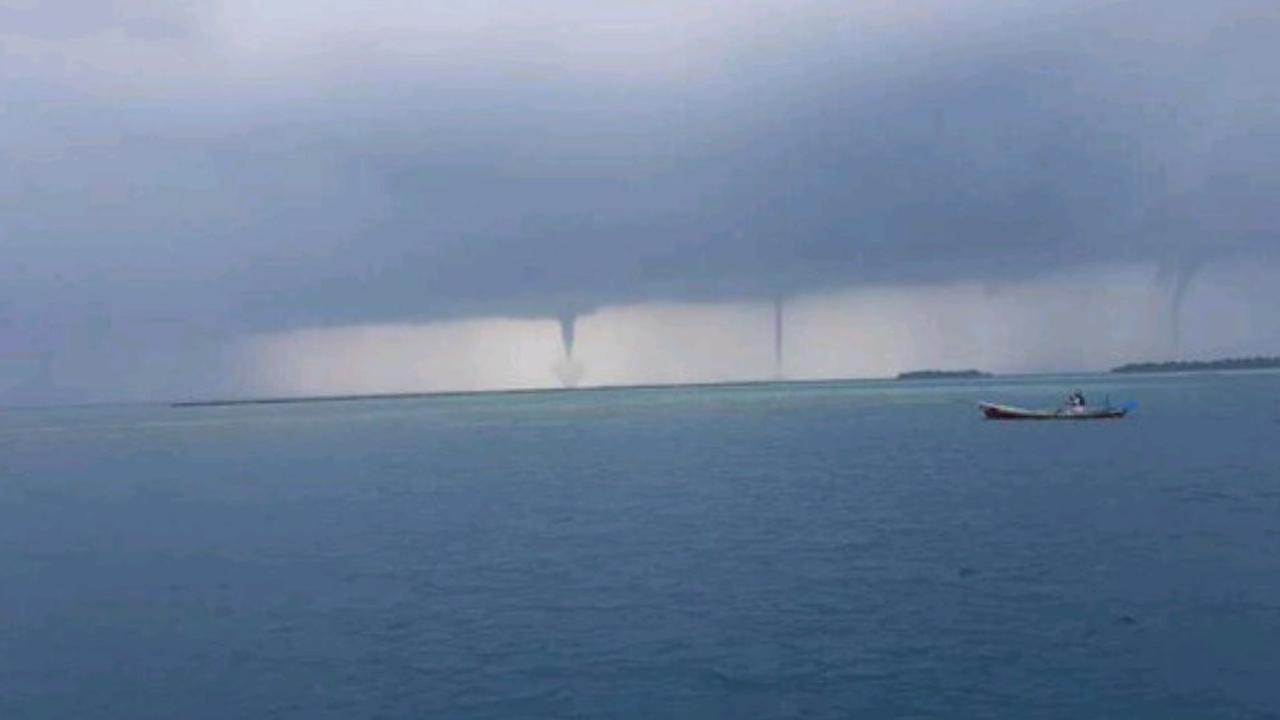 3 puting beliung muncul bersamaan di perairan Kepulauan Seribu DKI Jakarta.