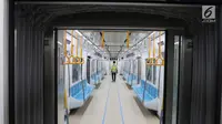 Petugas berjalan di dalam kereta MRT yang menuju stasiun Lebak bulus Jakarta, Senin (25/2). 5 Maret nanti pihak Kereta MRT akan membuka pendaftaran uji coba umum. Dengan begitu, masyarakat bisa mengikuti progres pembangunan. (Liputan6.com/Angga Yuniar)