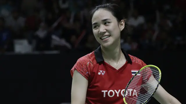 Tunggal putri Thailand, Jindapol Nitchaon, tersenyum saat melawan tunggal China. (Bola.com/M. Iqbal Ichsan)