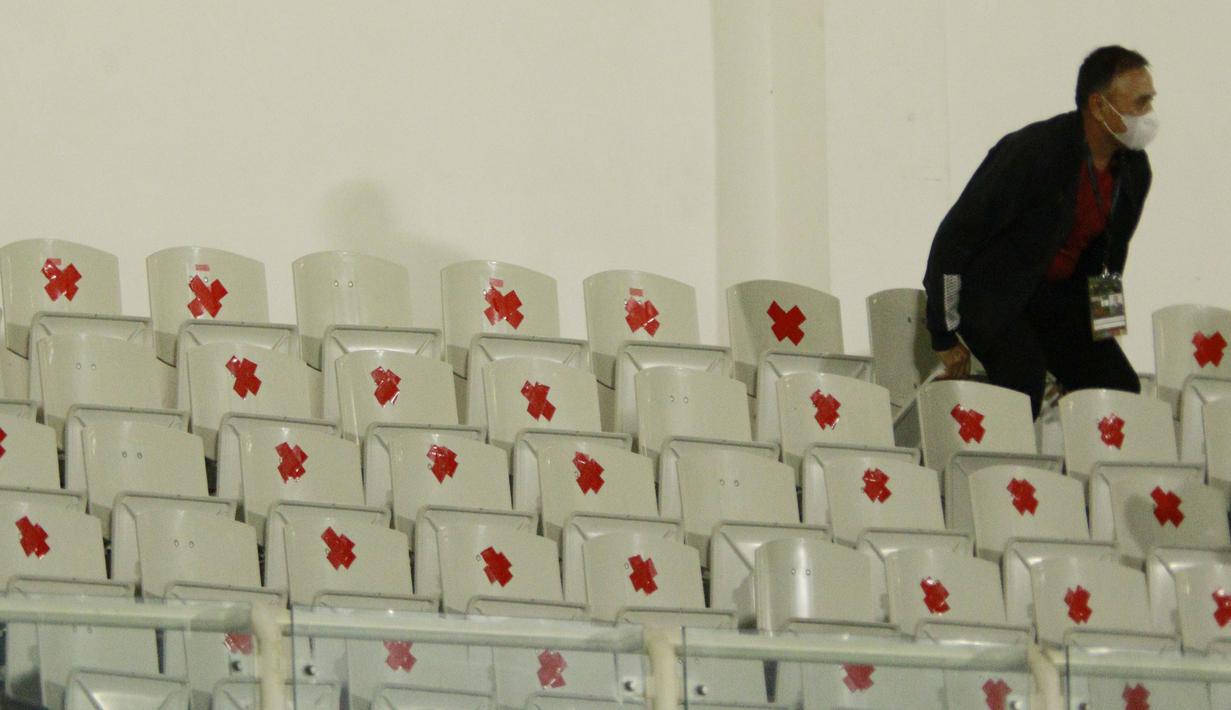 Begitu juga dengan bangku penonton yang sudah diberikan tanda. Pertandingan kali ini memang tidak melibatkan penonton, hanya offisial tim dan yang sudah terdaftar hanya bisa memasuki stadion. (Foto: Bola.com/M. Iqbal Ichsan)