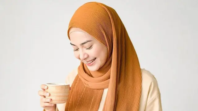 7 Tutorial Hijab Pashmina Plisket yang Jadi Tren 2021, Simple dan Modis