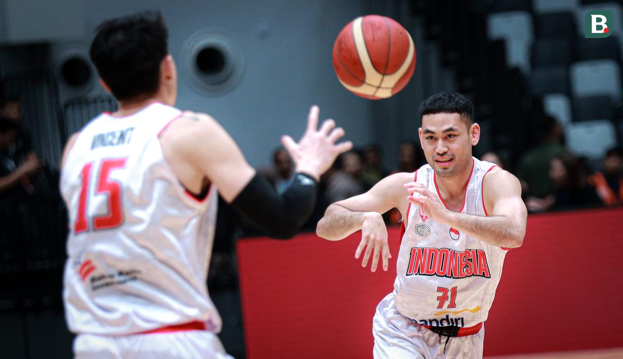 <p>Pemain Timnas Basket Indonesia, Widyanata Putra Teja mengumpan bola ke rekannya, Vincent Kosasih pada laga Indonesia International Basketball Invitational di Indonesia Arena, Senayan, Jakarta, Rabu (02/08/2023). (Bola.com/Bagaskara Lazuardi)</p>
