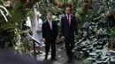<p>Presiden Joko Widodo (Jokowi) berjalan bersama Kaisar Jepang Naruhito dan Permaisuri Masako saat berkunjung ke Kebun Raya Bogor di Bogor, Indonesia, Senin, 19 Juni 2023. (Willy Kurniawan/Pool Photo via AP)</p>