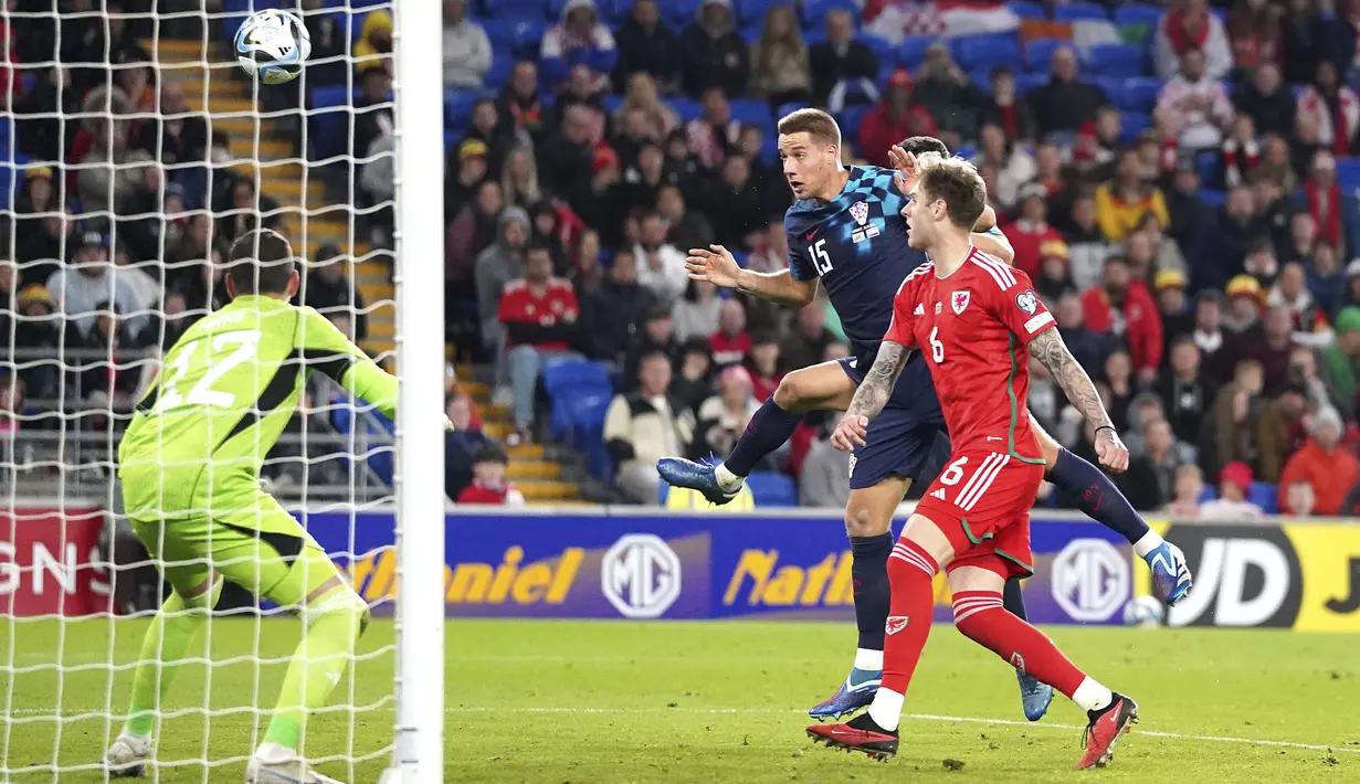 Mario Pasalic membuat Kroasia memangkas ketertinggalan menjadi 2-1 saat laga menyisakan 15 menit. (Nick Potts/PA via AP)