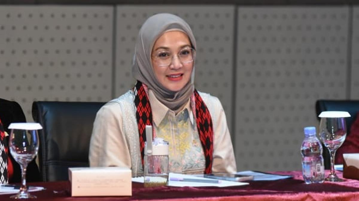 6 Fashion Ibu Pejabat ala Dina Lorenza, Sederhana dan Modis untuk Usia 50 Tahun