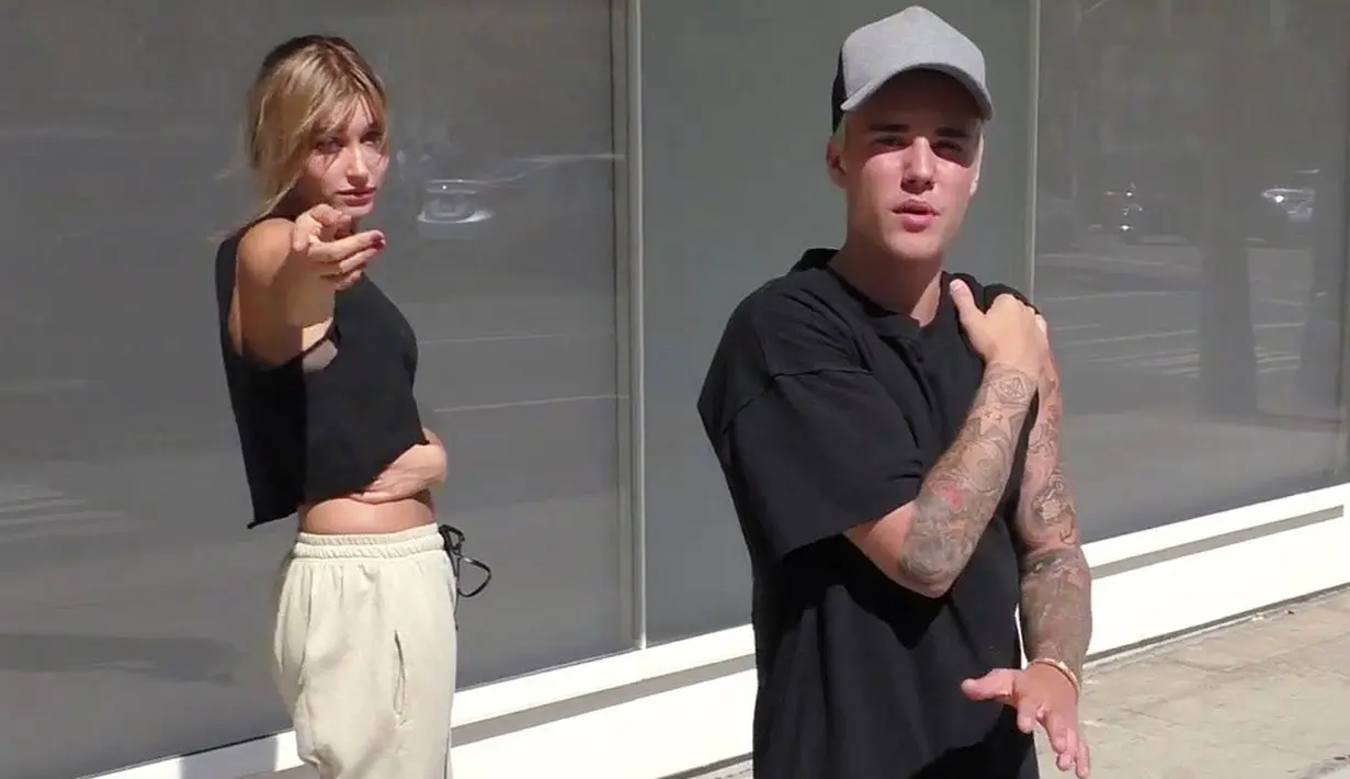 Tak hanya itu, keduanya pun tertangkap kamera berciuman di tengah jalan New York City. (The Inquisitr)