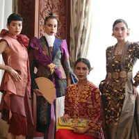 Simak tampilan makeup dan gaya rambut dalam Parade Wastra Nusantara 'Selaras Wastra' berikut ini. (Foto: Fimela.com/Budi Santoso).