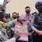 Kapolda Sulteng, Irjen Pol. Abdul Rakhman Baso, menunjukkan gambar DPO kelompok MIT yang tewas, Selasa (2/3/2021). (Liputan6.com/Heri Susanto)