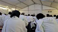 Jemaah haji Indonesia di Arafah untuk melaksanakan wukuf, Selasa (27/6/2023).(Liputan6.com/Nafiysul Qodar)