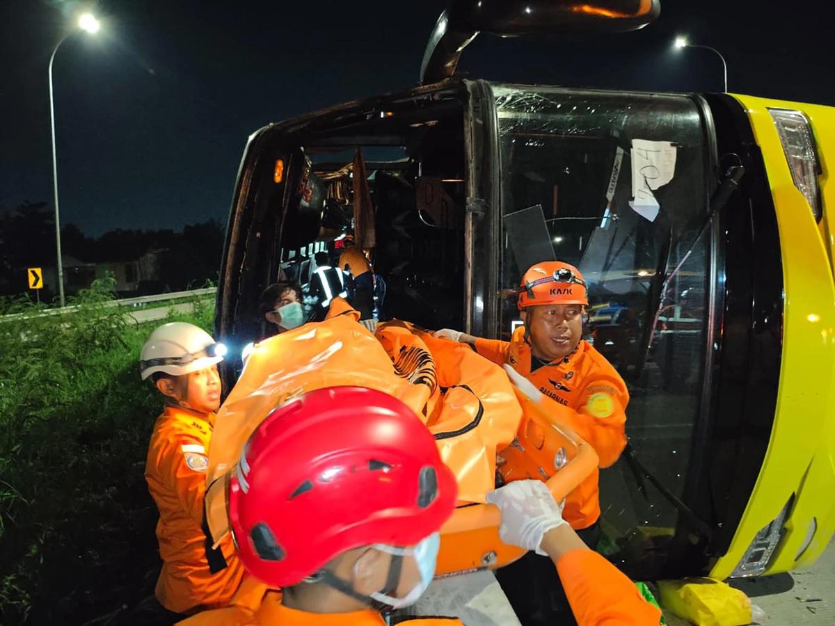 Basarnas Evakuasi Korban Kecelakaan Bus Maut di Tol Krapyak