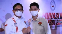 Ketua Umum PB ISSI periode 2019-2023 Raja Sapta Oktohari bersama Brigjen (Pol) Wahyu Hadiningrat yang mewakili Kapolri Jenderal (Pol) Listyo Sigit Prabowo usai Munaslub PB ISSI 2021. (dok. Istimewa)