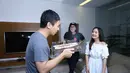 Rabu (28/12/2016) Malam, dua pemain film Hangout, Prilly Latuconsina dan Dinda Kanya Dewi memberikan surprise pada Raditya Dika. Keduanya, membawa kue ulang tahun ke rumah pemeran dan sutradara tersebut. (Nurwahyunan/Bintang.com)