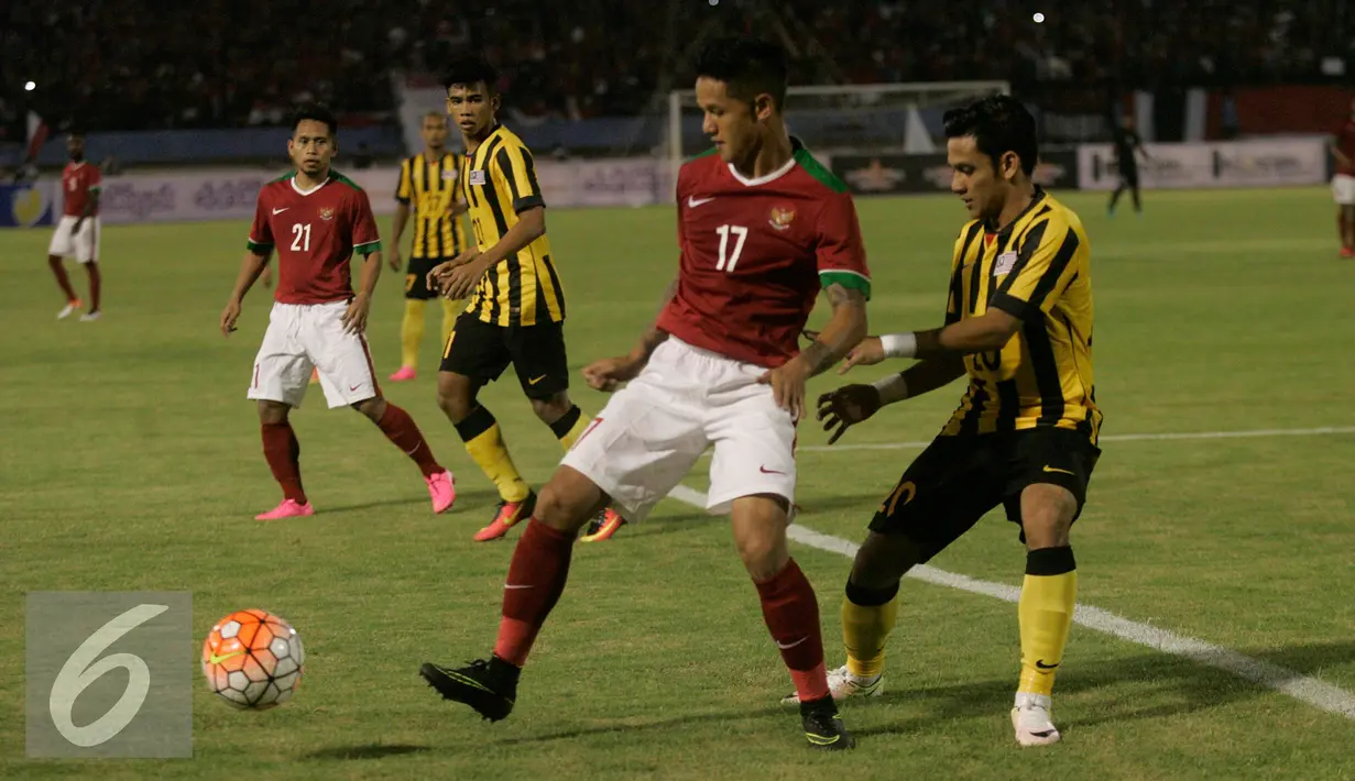 Irfan Bachdim mencoba menguasai bola saat laga uji coba Indonesia vs Malaysia di Stadion Manahan Solo, Selasa (6/9). Bachdim ikut menyumbang satu gol saat Indonesia menaklukan Malaysia dengan skor akhir 3-0. (Liputan6.com/ Boy Harjanto)