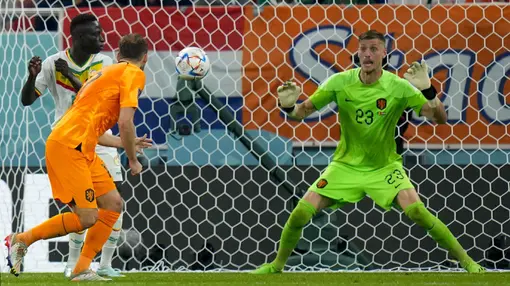 Kemenangan 2-0 Belanda atas Senegal di matchday pertama Grup A Piala Dunia 2022 tak lepas dari peran kiper mereka, Andries Noppert. Kiper 28 tahun itu tercatat melakukan empat penyelamatan penting yang membuat gawang De Oranje tak terkoyak hingga akhir laga. (AP/Petr David Josek)