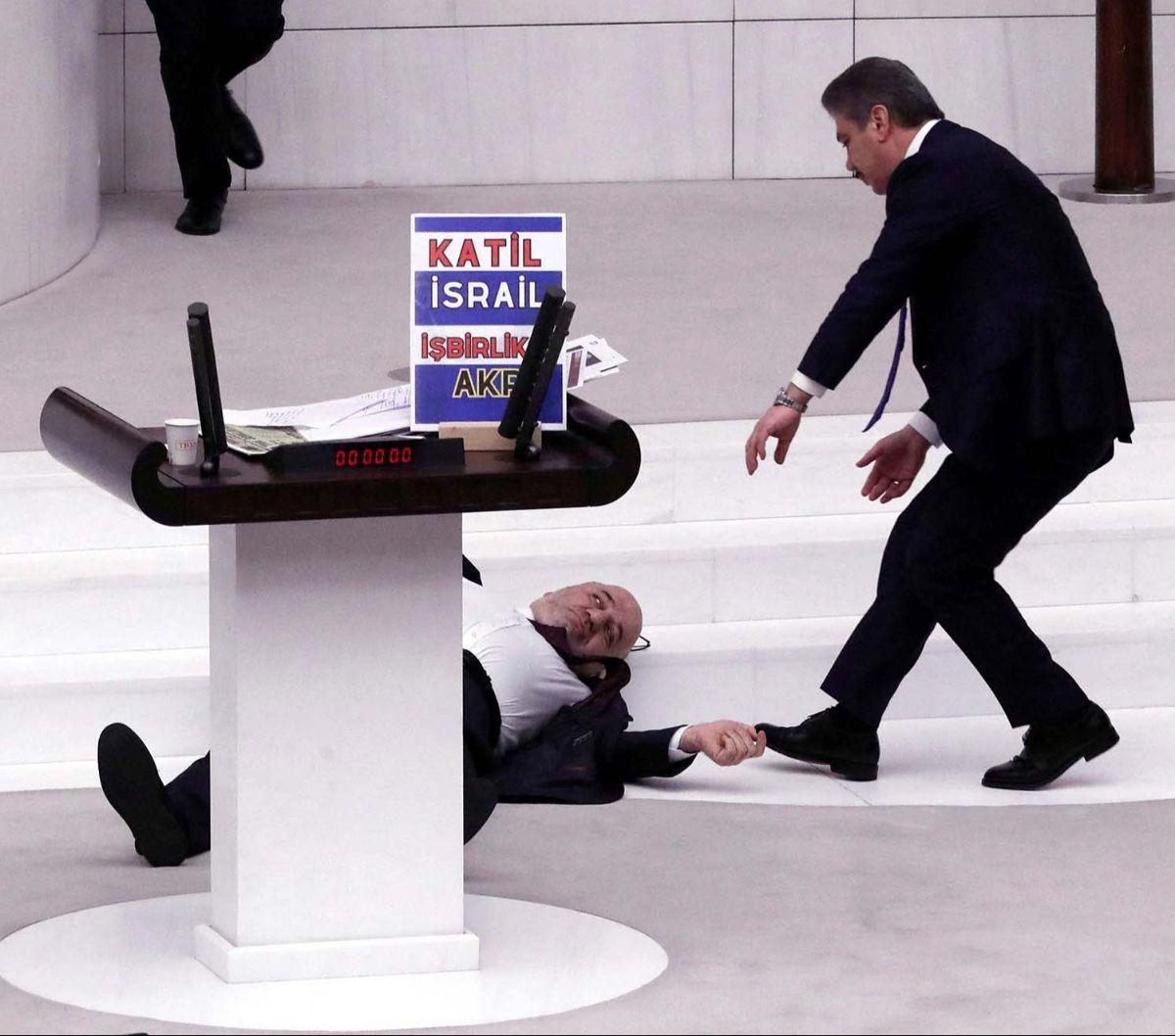 Momen anggota parlemen Turki, Hasan Bitmez jatuh pingsan karena serangan jantung saat berpidato mengecam Israel di Majelis Umum Turki, Ankara, Turki, pada 12 Desember 2023. Hasan Bitmez kemudian meninggal dunia dua hari setelahnya.