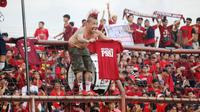 Suporter PSM Makassar mengusung revolusi PSSI pada laga terakhir Liga 1 2018, Minggu (9/12/2018) di Stadion AMM, Makassar. (Bola.com/Abdi Satria)