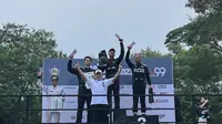 Momen drifter Alpha Rules Danny Ferdito naik podium kedua di putaran pertama Indonesia Drift Series 2023. (Dokumentasi Alpha Rules)