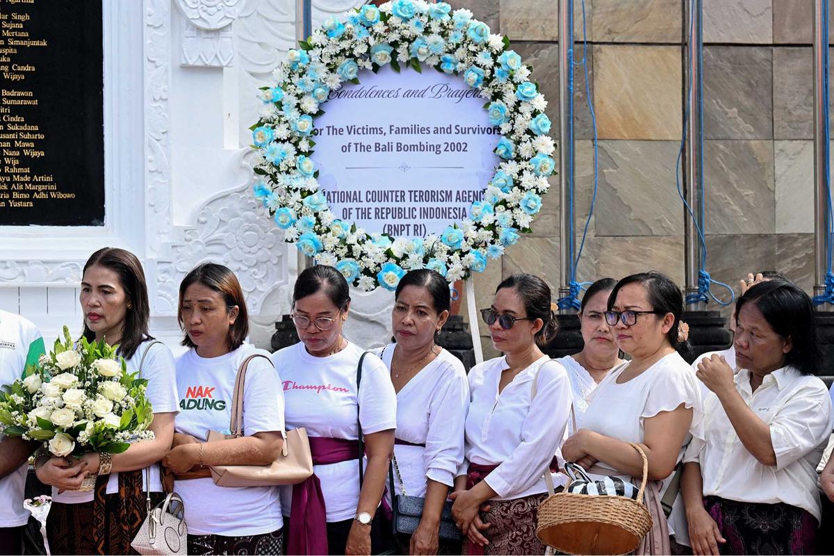 FOTO: Peringatan 23 Tahun Bom Bali, Doa dan Bunga untuk Korban