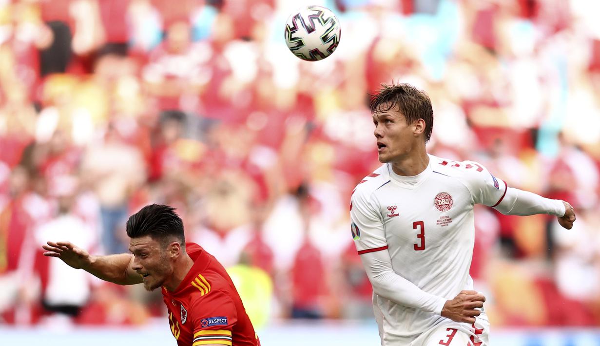 Pada 10 meit terakhir, Denmark menggencarkan serangan ke pertahanan Wales. Di menit ke-86, sontekan bek Jannik Vestergaard hampir berbuah gol sebelum membentur tiang gawang. (Foto: AP/Pool/Dean Mouhtaropoulos)