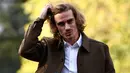 Penyerang Antoine Griezmann merapikan rambutnya saat tiba di tempat pelatihan tim nasional Prancis Prancis di Clairefontaine en Yvelines (11/11/2019). Prancis akan bertanding melawan Moladavia dan Albania pada kualifikasi Piala Eropa 2020. (AFP Photo/Franck Fife)