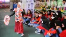Murid sekolah dasar membawakan pakaian dari daur ulang limbah plastik hasil karya mereka sendiri saat kegiatan fashion show di SDN Anyelir 1, Depok, Jawa Barat, Kamis (15/6/2023). (merdeka.com/Arie Basuki)