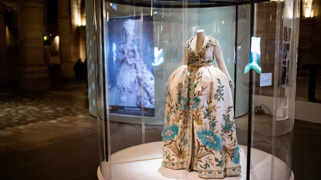 Sebuah gambar yang diambil pada tanggal 15 Oktober 2019 di museum Conciergerie Paris memperlihatkan gaun rancangan perancang busana Inggris John Galliano untuk Dior yang didedikasikan untuk ratu Prancis Marie-Antoinette yang dipamerkan di pameran "Marie-A