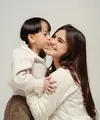 Audi Marissa menunjukkan betapa bahagia dirinya menjadi seorang ibu anak satu saat pemotretan [@audimarissa]