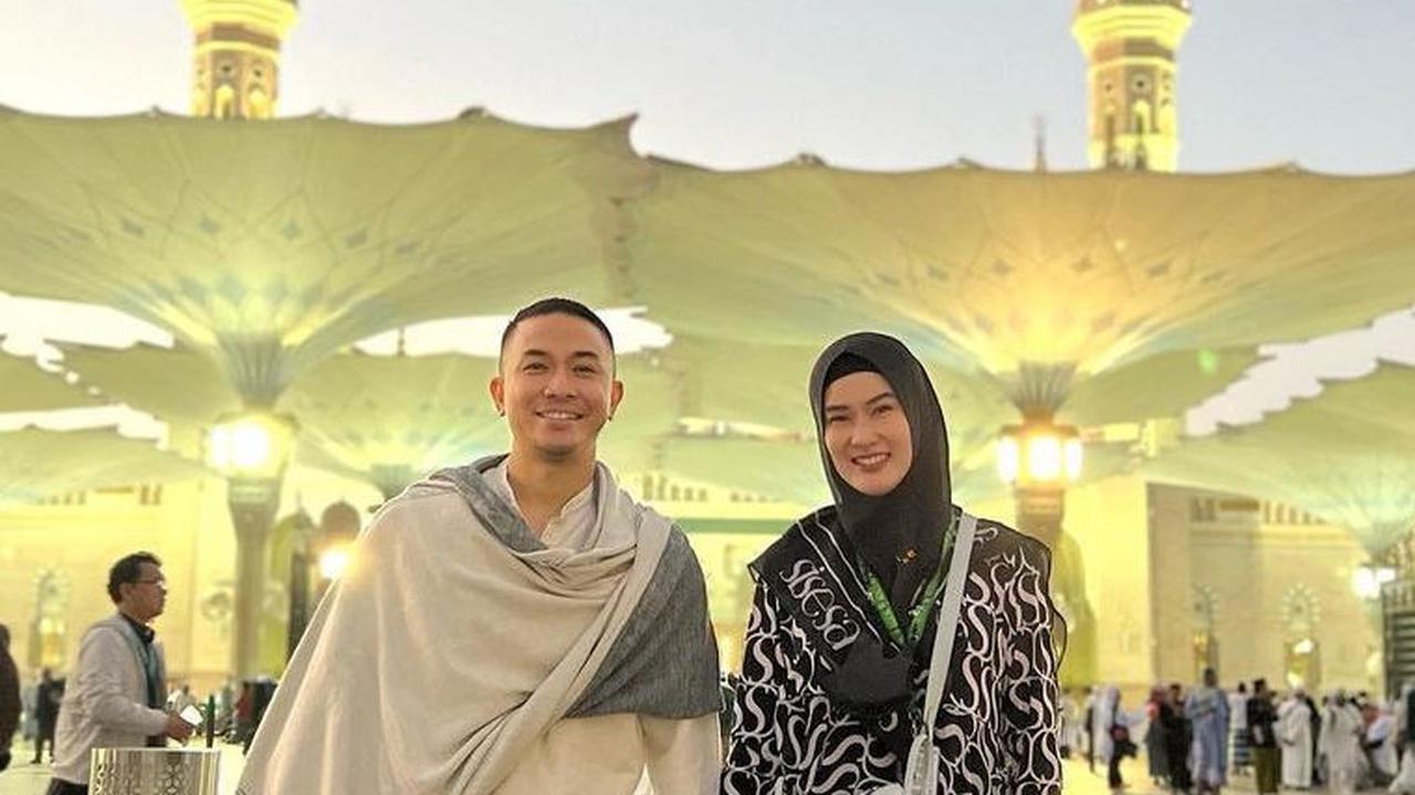 Pada Februari 2023 lalu, Stevi dan suami melakukan ibadah umroh di Tanah Suci. Ini potret manis keduanya.&nbsp;