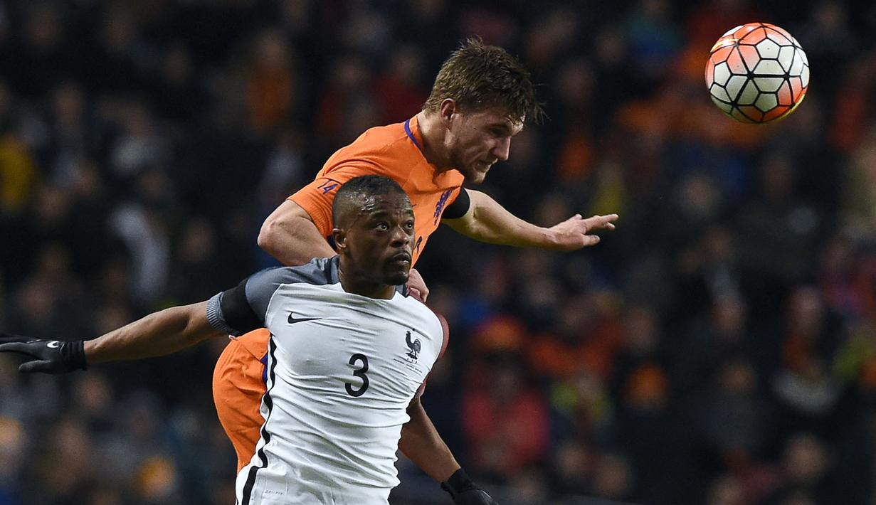 Joël Veltman merupakan pemain Brighton yang mampu tampil impresif pada musim lalu. Hasilnya, ia dipanggil pelatih Frank de Boer untuk memperkuat lini belakang Die Oranje di Euro 2020. Sayangnya ia tak masuk ke dalam skuat asuhan van Gaal pada kualifikasi Piala Dunia kali ini. (Foto: AFP/John Thys)