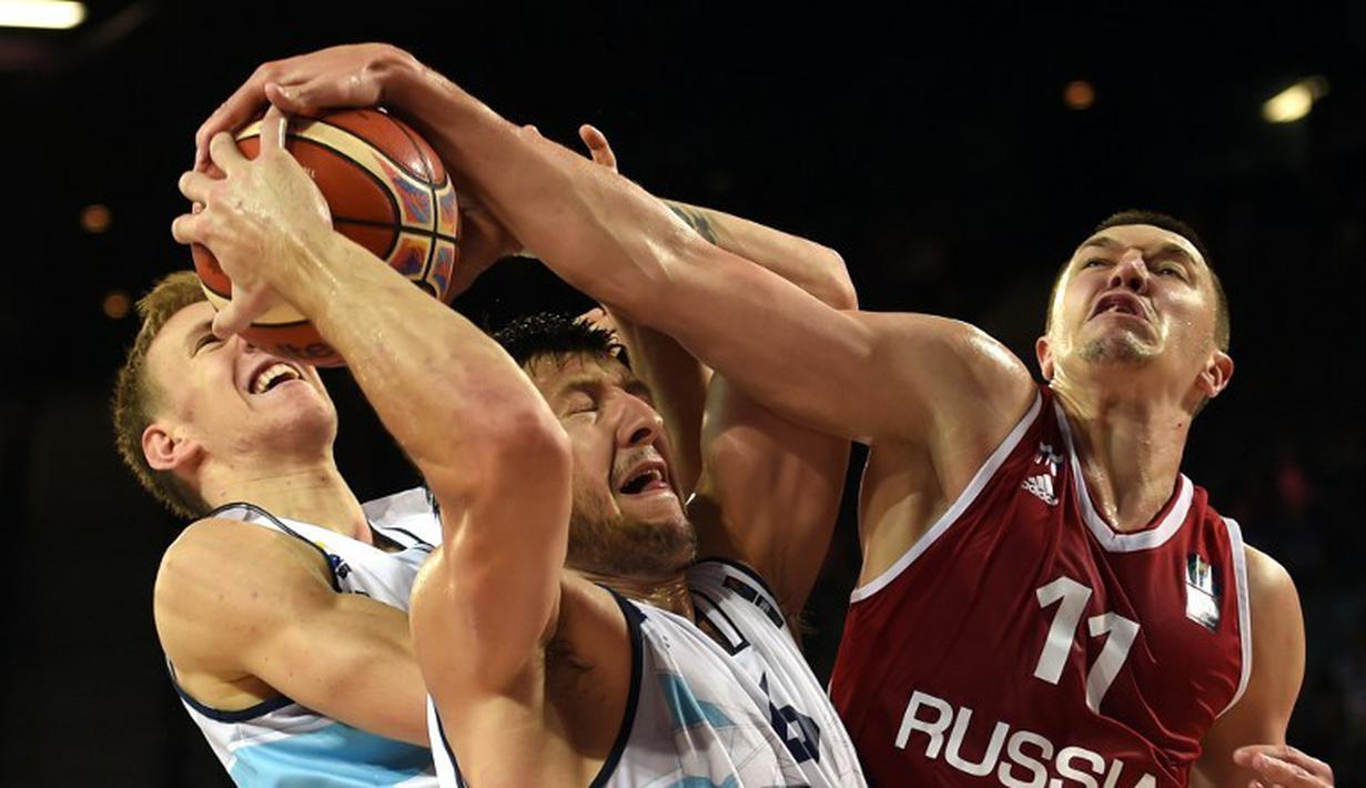 Pemain Bosnia dan Herzegovina, Andrija Stipanovic (tengah) berebut bola dengan pemain Rusia, Semen Antonov dalam EuroBasket grup A di Montpellier, Prancis. (10/9/2015). (AFP Photo/Pascal Guyot)