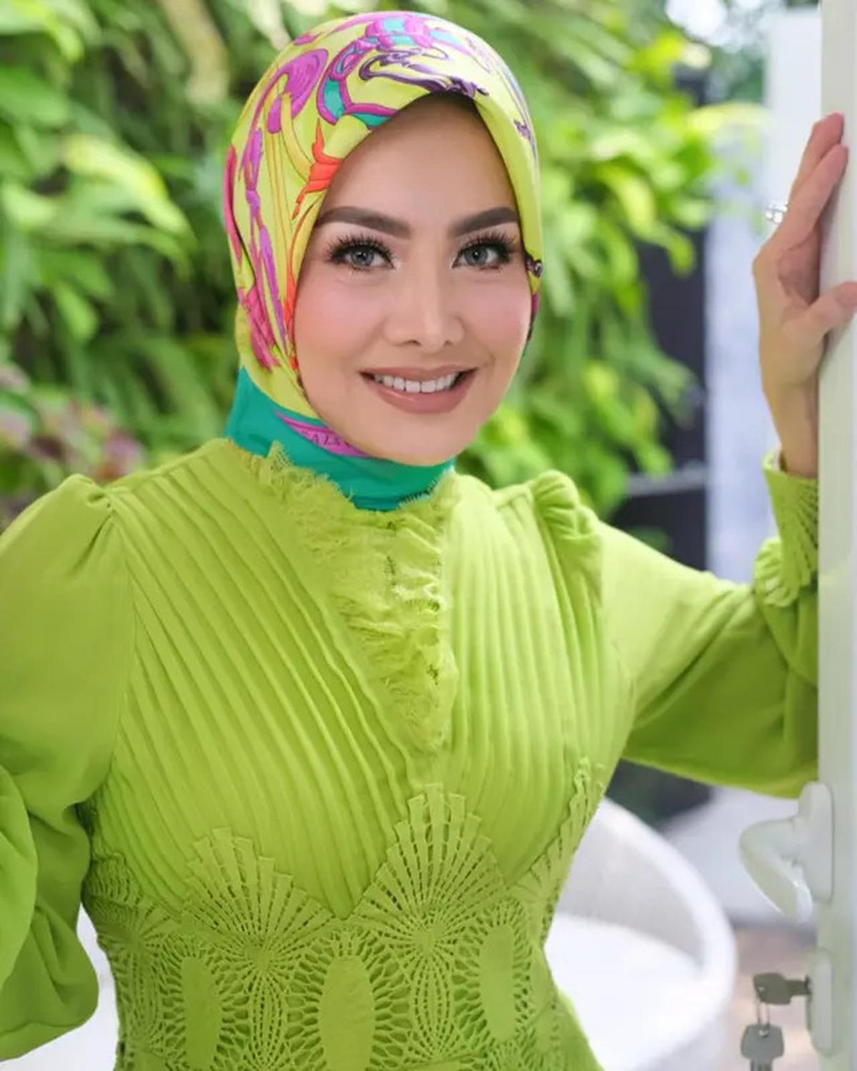 7 Potret Cici Faramida Tetap Cantik dan Awet Muda di Usia 50-an, Outfitnya Selalu Elegan