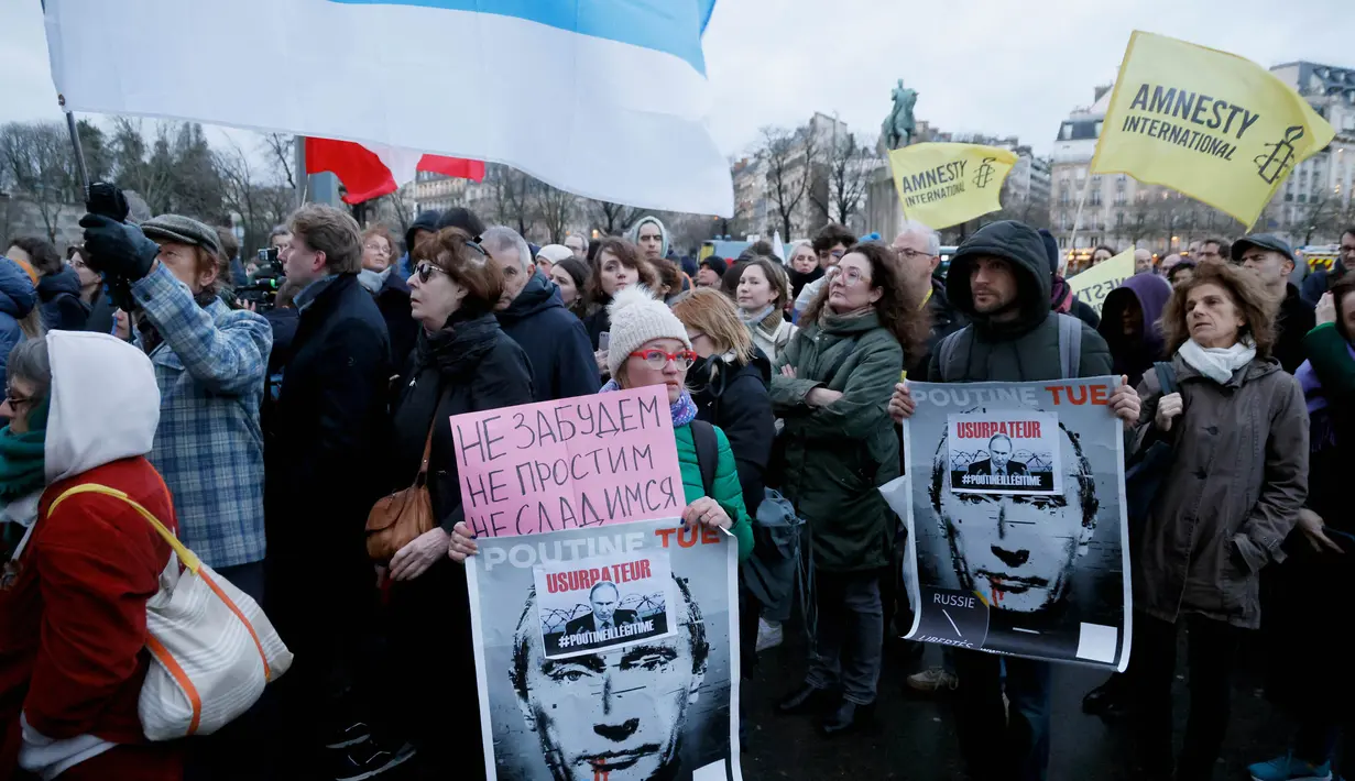 Pengunjuk rasa meneriakkan slogan-slogan yang mengkritik Vladimir Putin, dan meminta Presiden Rusia itu bertanggung jawab atas kematian Alexei Navalny. (Ludovic MARIN/AFP)