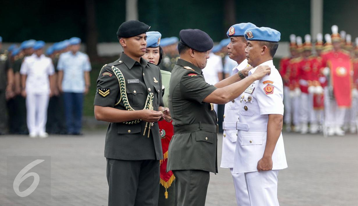 Panglima TNI Jenderal Gatot Nurmantyo menyematkan pangkat kepada Komandan Paspampres, Brigjen TNI (Mar) Suhartono saat upacara sertijab di Jakarta, Selasa (14/3). Suhartono resmi menggantikan Mayjen Bambang Suswantono. (Liputan6.com/Faizal Fanani)