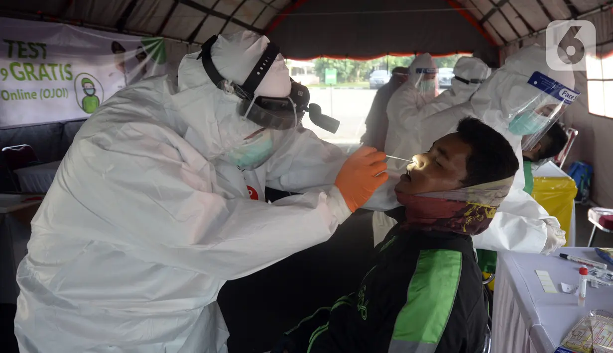 Petugas medis melakukan swab test COVID-19 terhadap pengemudi ojek online di Alam Sutra, Tangerang Selatan, Banten, Selasa (21/7/2020). Swab test gratis yang digelar Pemerintah Provinsi Banten melalui Dinas Kesehatan tersebut diikuti oleh 700 pengemudi ojek online. (merdeka.com/Dwi Narwoko)