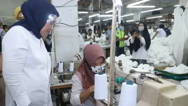 Menaker Ida Tinjau Pabrik Pembuatan Baju APD Hazmat