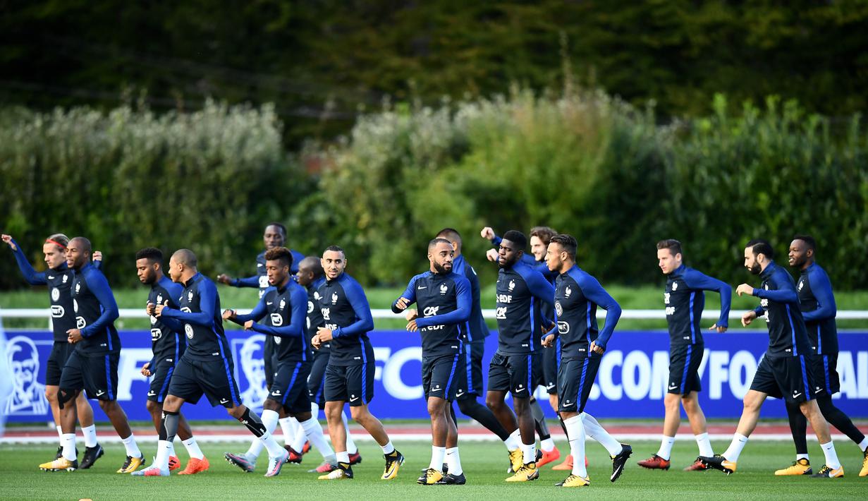 Para pemain Prancis melakukan pemanasan sebelum berlatih di Clairefontaine-en-Yvelines, (3/10/2017). Prancis melakukan persiapan jelang melawan Bulgaria. (AFP/Franck Fife)