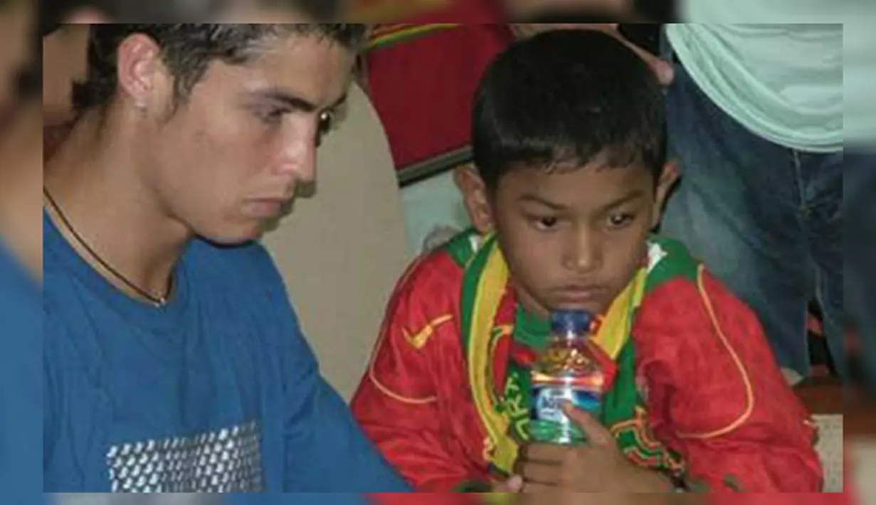 Martinus kecil kini sudah beranjak remaja dan mengikuti jejak sang ayah untuk menjadi pesepak bola handal.